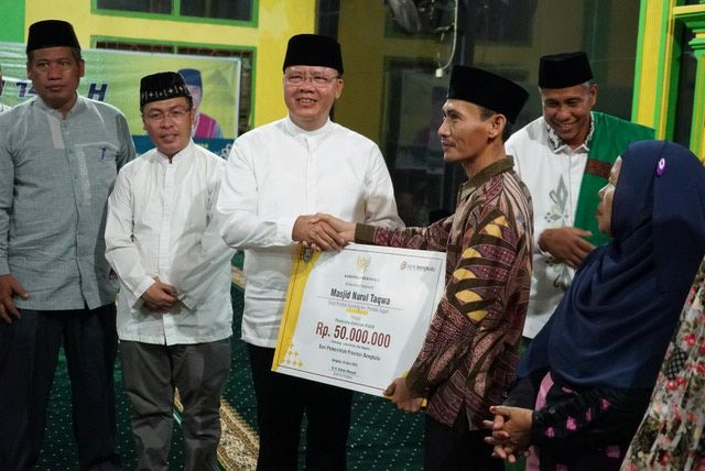 Gubernur Rohidin Sampaikan Bantuan 30 Masjid Dalam Rangka Safari Ramadhan Pembangunan Di Mukomuko