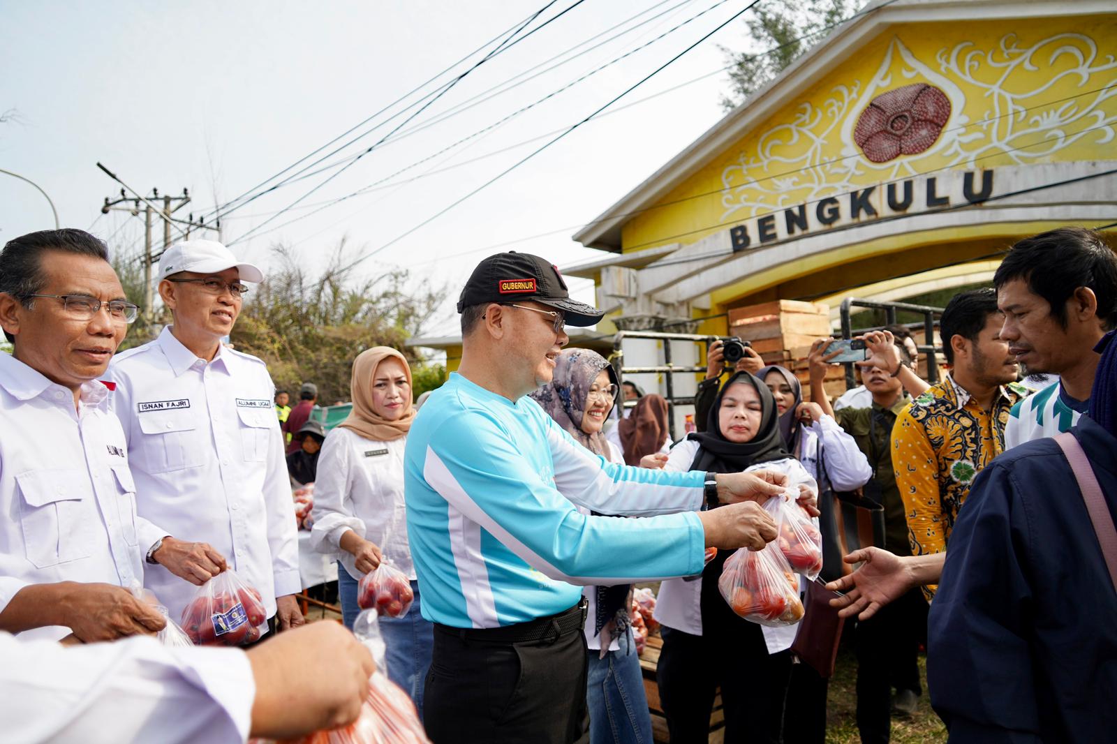 Harga Tomat Anjlok, KAGAMA Bengkulu Salurkan 3 Ton Tomat Gratis ke Warga